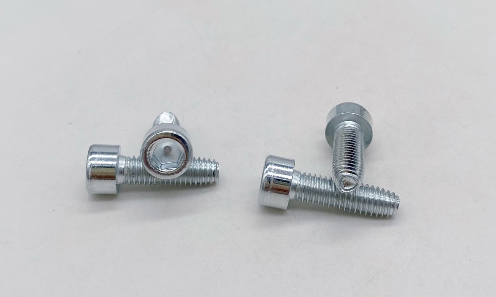 How to use the DIN7500E hexagonal thread self-tapping screw?